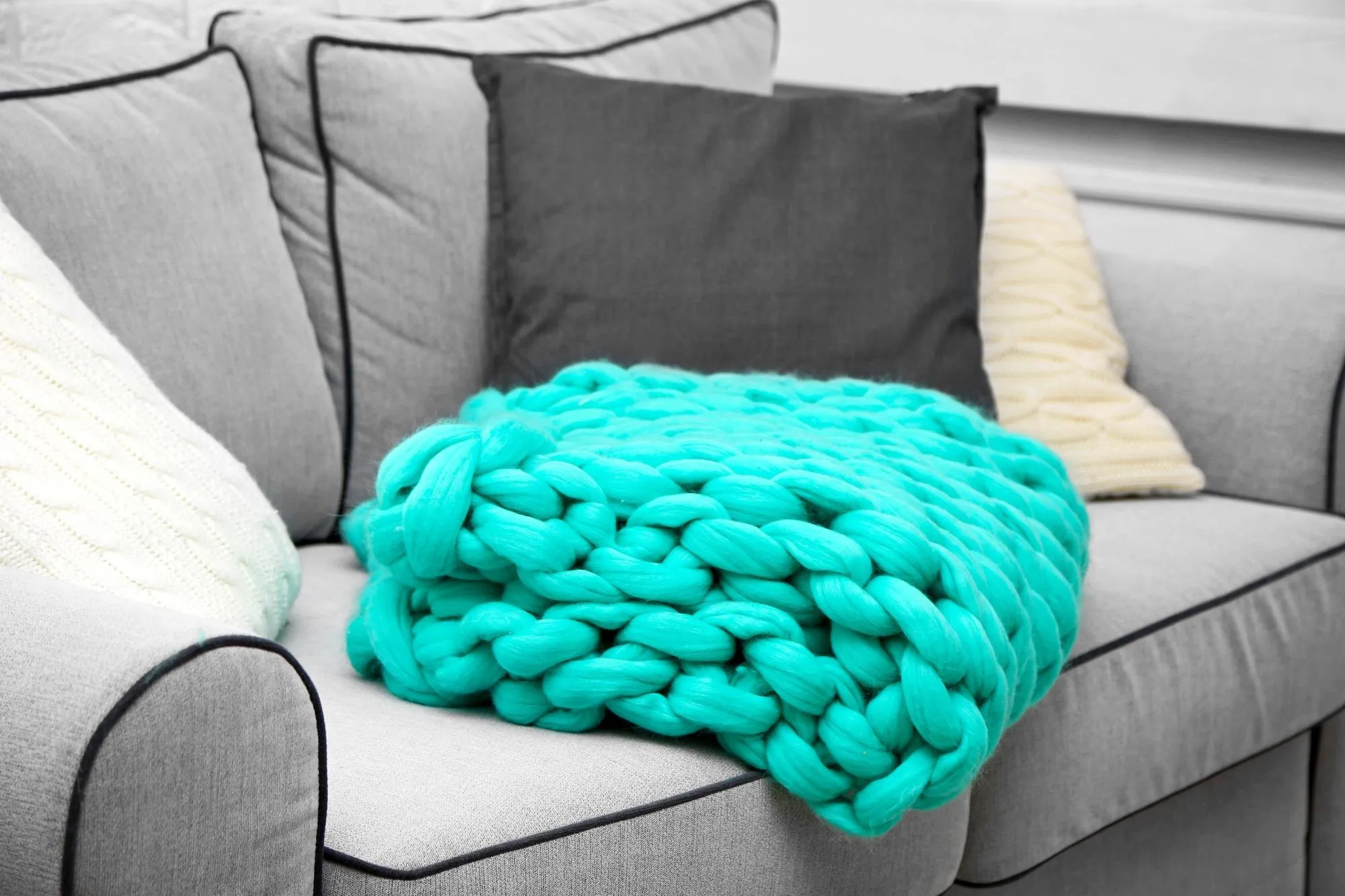 Sofa mit Decke, bereit für den Umzug